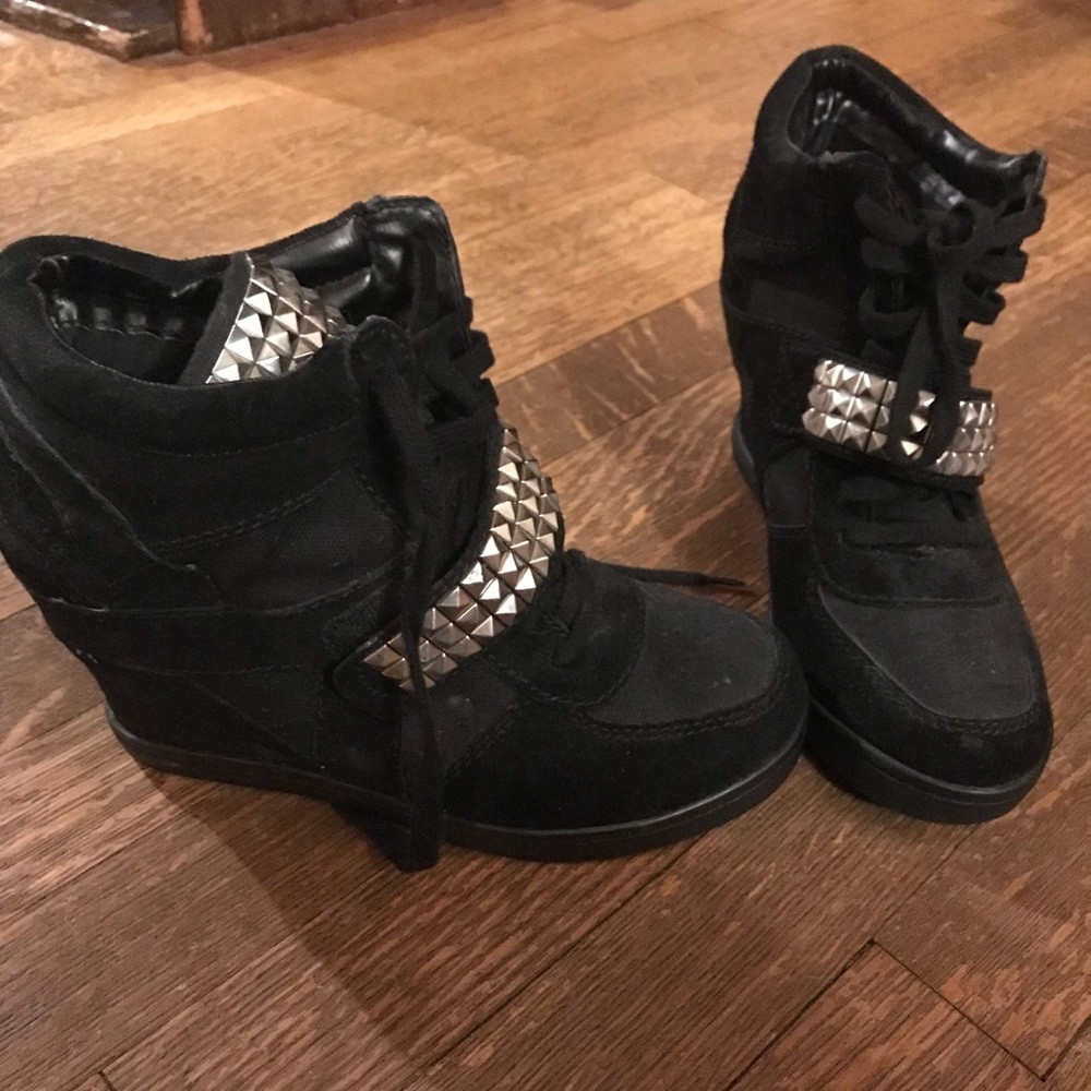 Never worn Steve Madden wedges